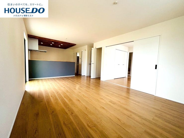 【家族の寛ぎ空間】みんなで過ごす時間が長いリビングだからこそ、程よい広さと明るさは大切なポイント。何気ない毎日のかけがえのない家族の時間は、温かなこのリビングで♪