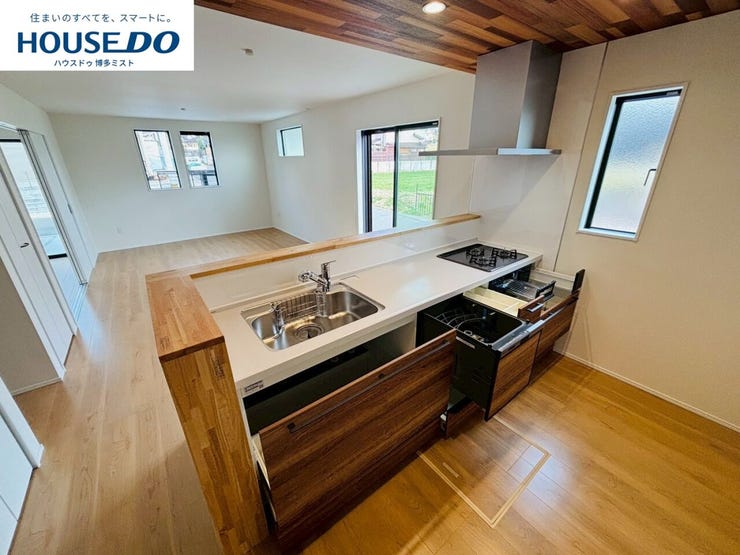 【今日のゴハンは何食べたい?】カウンターキッチンは家事をしながらでもリビングの様子が見えるので、お子様から目を離さず安心です。お料理をしながらリビングの家族と会話が弾みます。