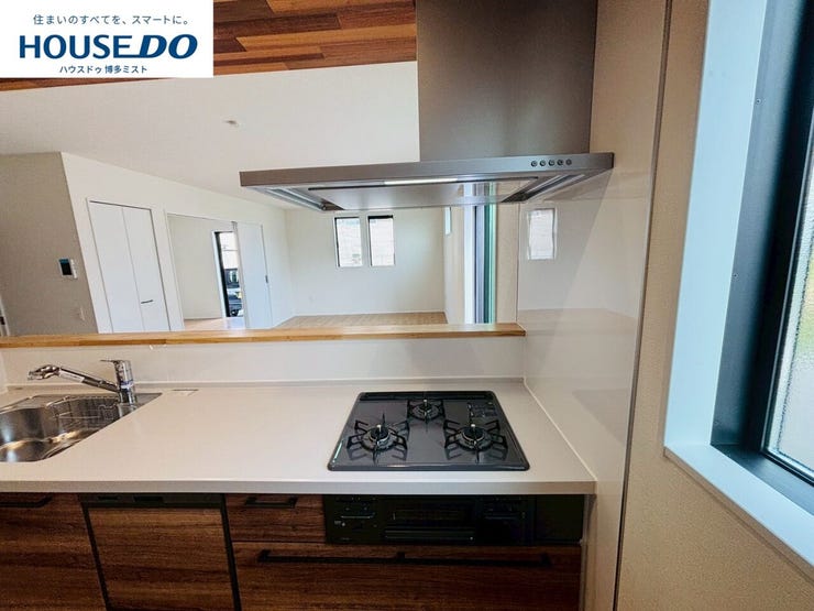 【今日のゴハンは何食べたい?】コンロ前の壁がないオープンスタイルのキッチン。お料理をしながら、リビングの家族にも目が届きます。