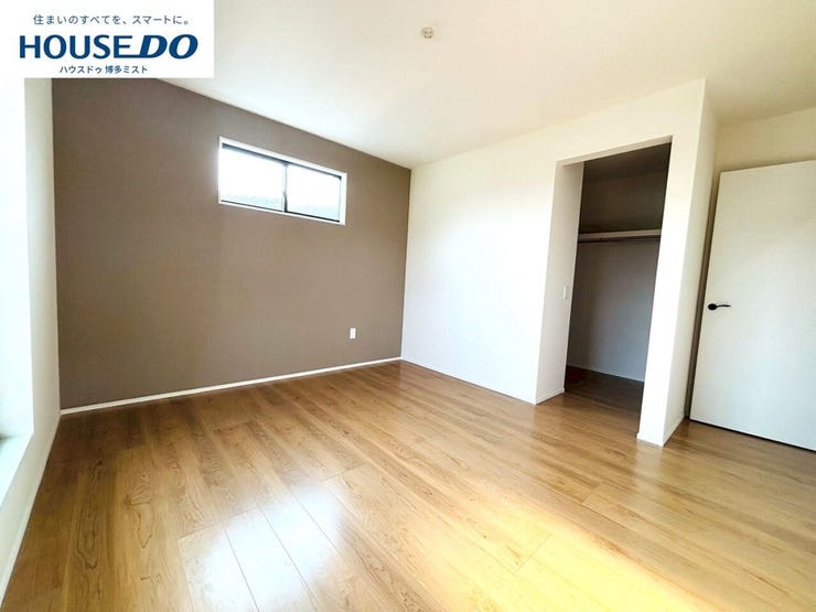 【プライベートルームの過ごし方】ベッドや机などの家具を置いてもゆとりある広さ。何にも邪魔されたくない一番のプライベート空間だから、過ごしやすさは大切にしたい・・・。