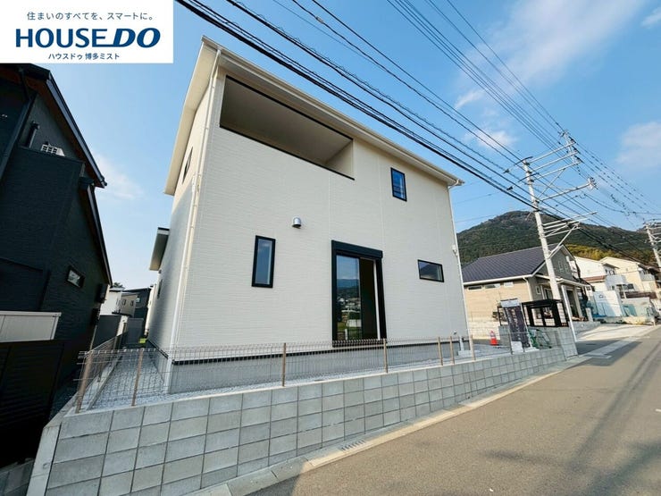 【糟屋郡須惠町大字上須恵】2方向を道路に面した角地にあります。◆須恵第一小学校まで歩12分&2階は全居室バルコニーがある、明るい間取り。