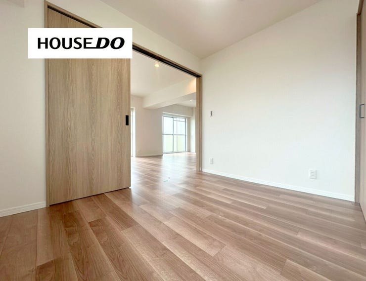 リビングに繋がる洋室4.5帖はお子様部屋としても客間としてもお使いいただけます♪