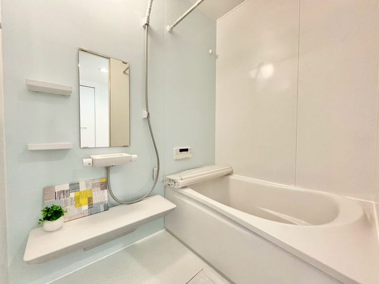 一日の疲れをゆっくりと解きほぐしてくれる、やすらぎのバスタイム。ゆったりと手足を伸ばせるバスタブで、ご家族みなさまにご入浴タイムを心ゆくまでお楽しみいただけます。