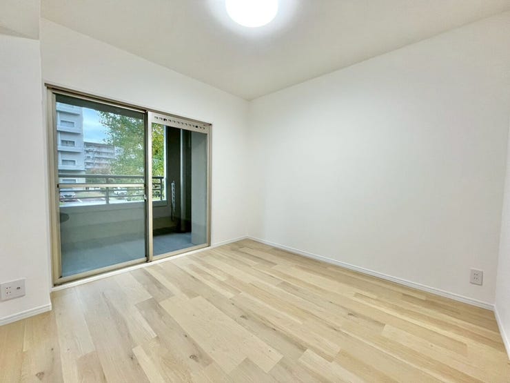 大きな窓があり、明るい洋室です。主寝室にも子供部屋にもぴったりな洋室!各お部屋にしっかり収納スペースがあります。