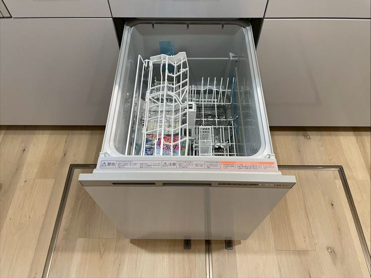 家族全員の使った食器はまとめて食洗機へ!家事の時短にはありがたい設備ですね。