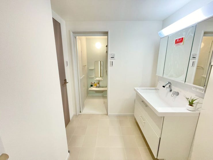 明るく清潔感溢れる洗面スペース。毎日使う場所だからこそ、快適な空間となっております。