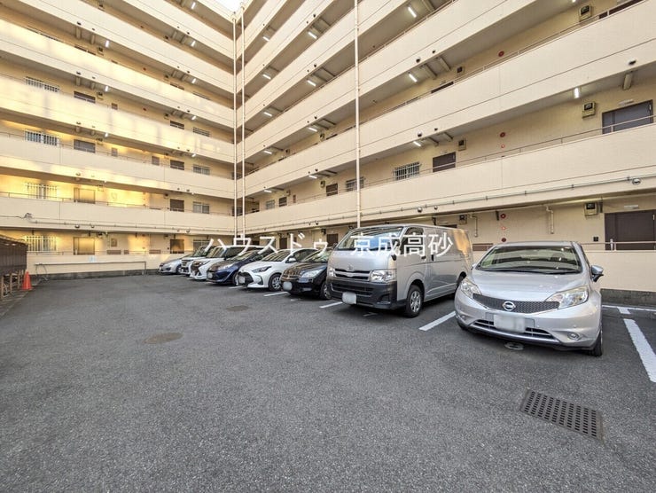 敷地内にある駐車スペースです。空き状況は、お気軽にお問合せください。