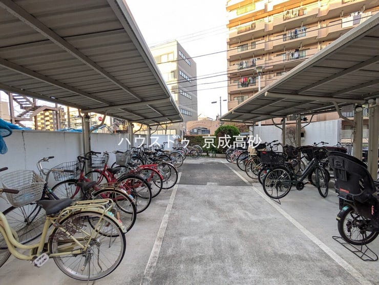 きちんと整備された駐輪場。住む方の心遣いが感じられます。空き状況は、お気軽にお問合せください。