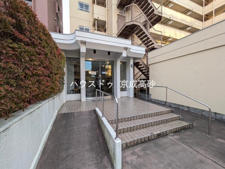 外と内をつなぐエントランスは管理が行き届き、居住者を優しく迎え入れてくれます。