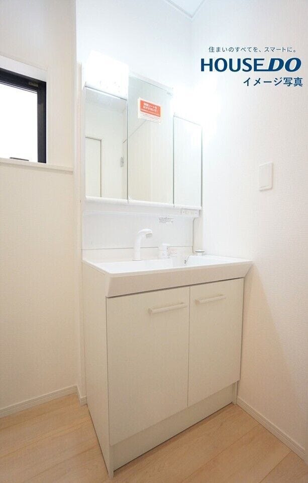 身だしなみを整えやすい三面鏡を採用しています。鏡の後ろの収納スペースも散らかりやすい洗面スペースをすっきり使えて嬉しいですね!