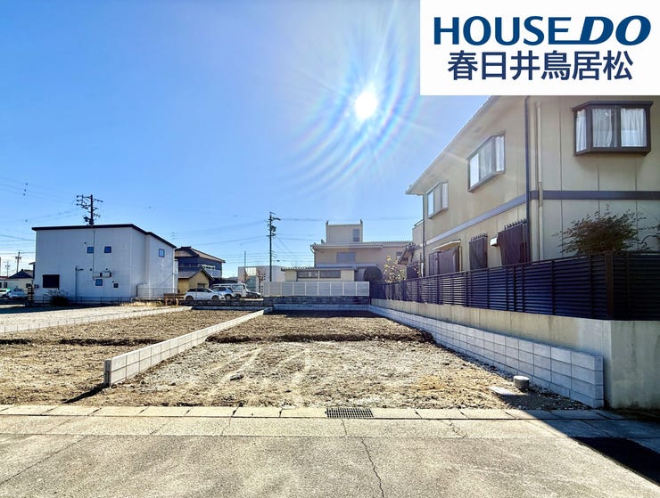 【外観】
◇12月6日撮影 外観写真◇
閑静な住宅街「東野町4丁目」に登場した長期優良住宅のです♪小中学校まで徒歩8分圏内♪敷地面積43坪超えのゆったりとした土地には、南側にお庭もあり日当たり良好です。