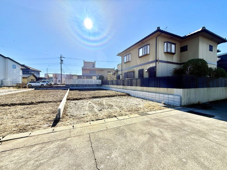 ◇外観写真◇
LDKはゆとりある17帖。家族団欒の時間が楽しめます。2階の洋室は全居室6帖以上を確保。各居室に収納付きで、お部屋も広く使用できます♪南面に大きなバルコニーが完備され日当たり・通風良好