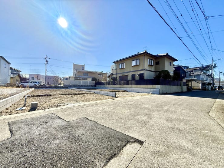 ◇前面道路◇
道路幅はゆとりある6m。交通量は多くなく、間口も広く作られているので楽に駐車できます。駅や線路が近すぎることもないので、電車の騒音や踏切の音なども気にすることなく生活して頂けます。