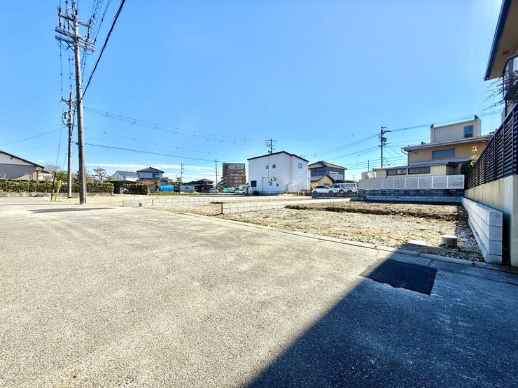 ◇前面道路◇
お車2台並列駐車可能♪間口も広く、左右の見通しも良いのでお車の運転が苦手な方でも安心して駐車可能です。6mの道幅がありますので、小さなお子様の通学時も安心できますね。