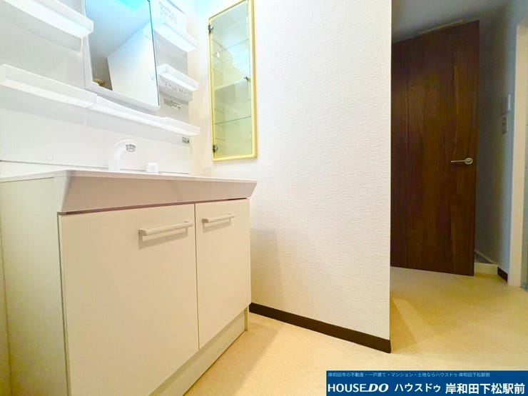 洗面台横には、扉付きの棚があるので、何かと物入りな洗面所には助かりますね♪