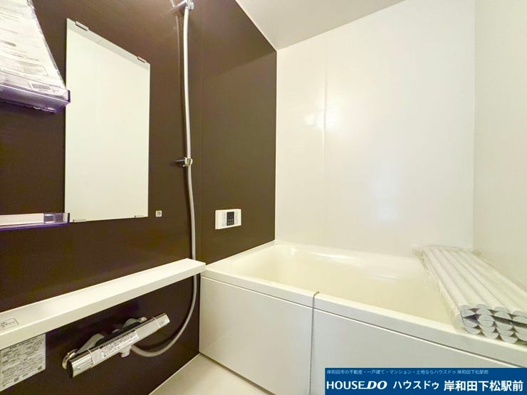 ゆったりとした浴槽で1日の疲れを癒していただけます。。脱衣所を締めきる事で、入浴中も家族が気兼ねなく洗面所を利用できるよう配慮がされています。