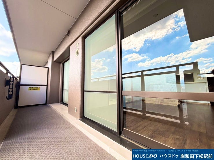 広々バルコニーで、洗濯物も干しやすく大きな窓に映る青空が気持ちいいですね♪