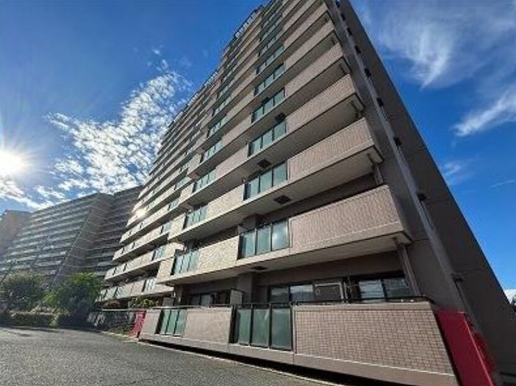 【外観】
青空の下聳え立つマンション