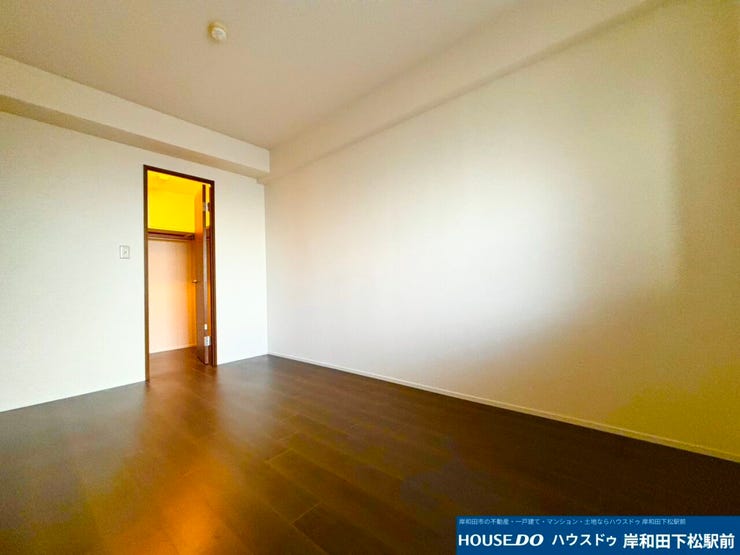 クローゼット付きで収納充実の洋室。