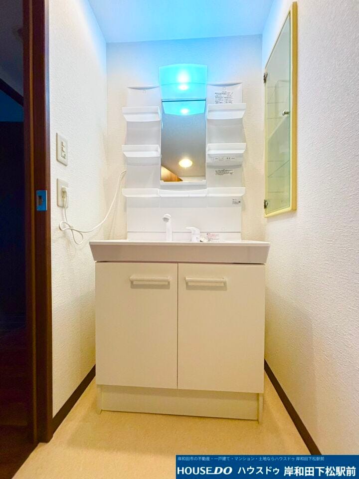 収納棚付き明るい洗面台です。