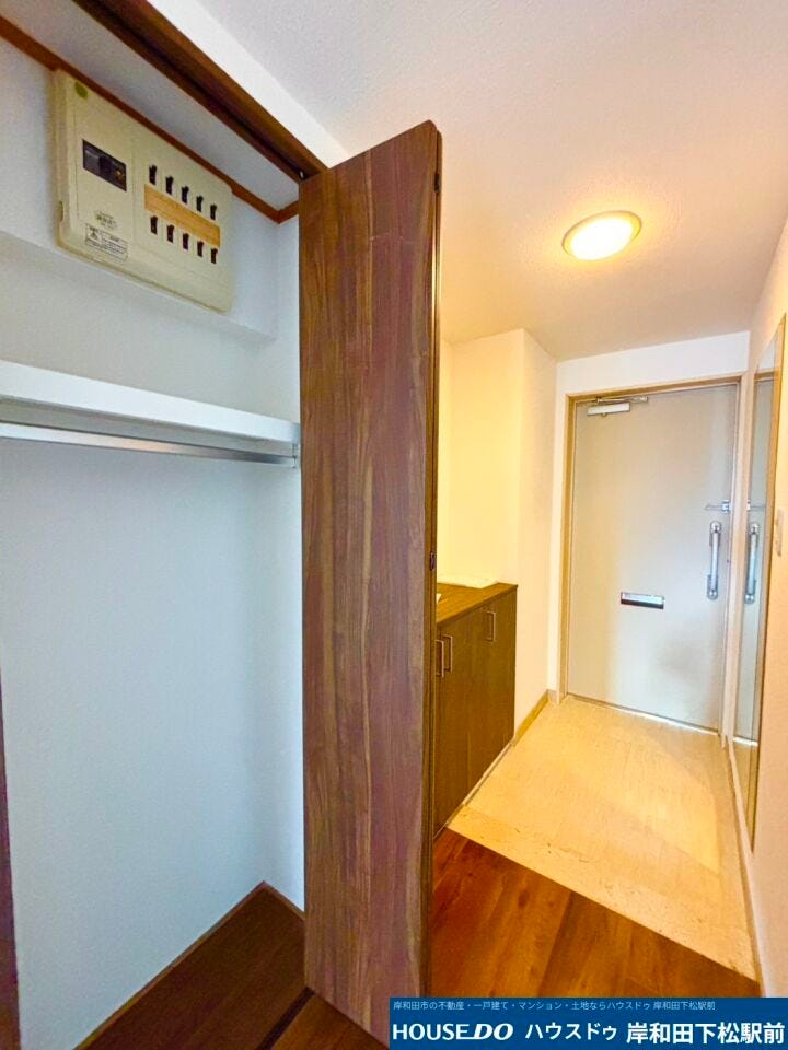 玄関ロウカにハンガーラック付き収納で、コート等収納出来ます♪