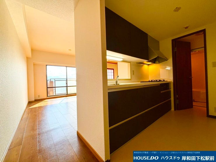 落ち着いた色味のキッチンに収納もありますので、すっきりと過ごせます。