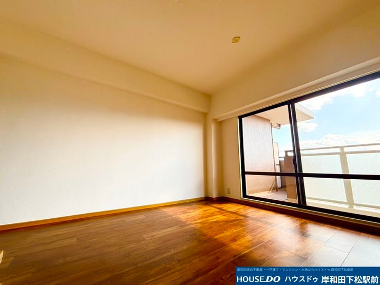 大きな窓から入ってくる日差しで気持ち良く過ごせそうです。