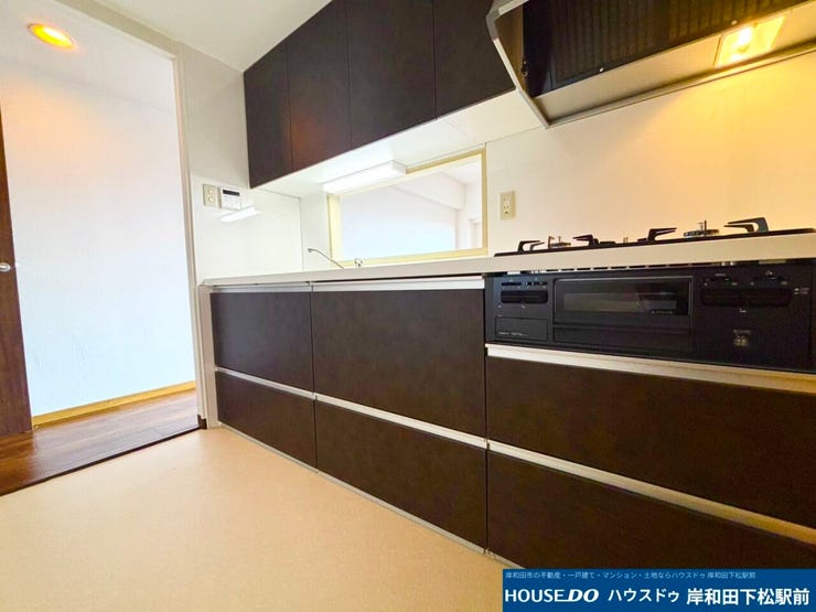 沢山の収納に、3口コンロ、グリルも付いているので料理もはかどりますね♪