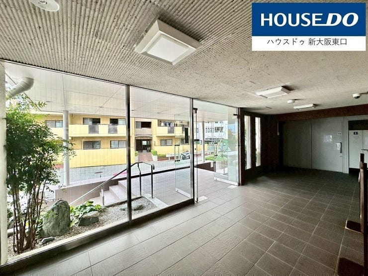 白基調のエントランス