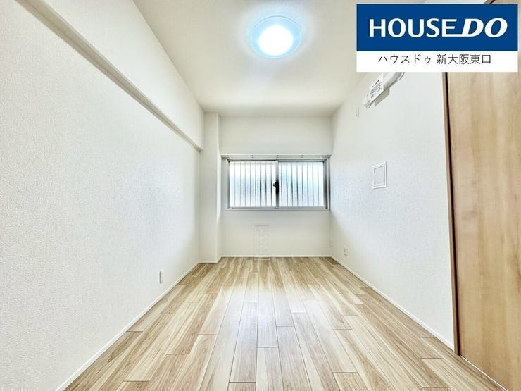 6帖洋室
小窓付きなので換気もできますし、収納もついていおります!