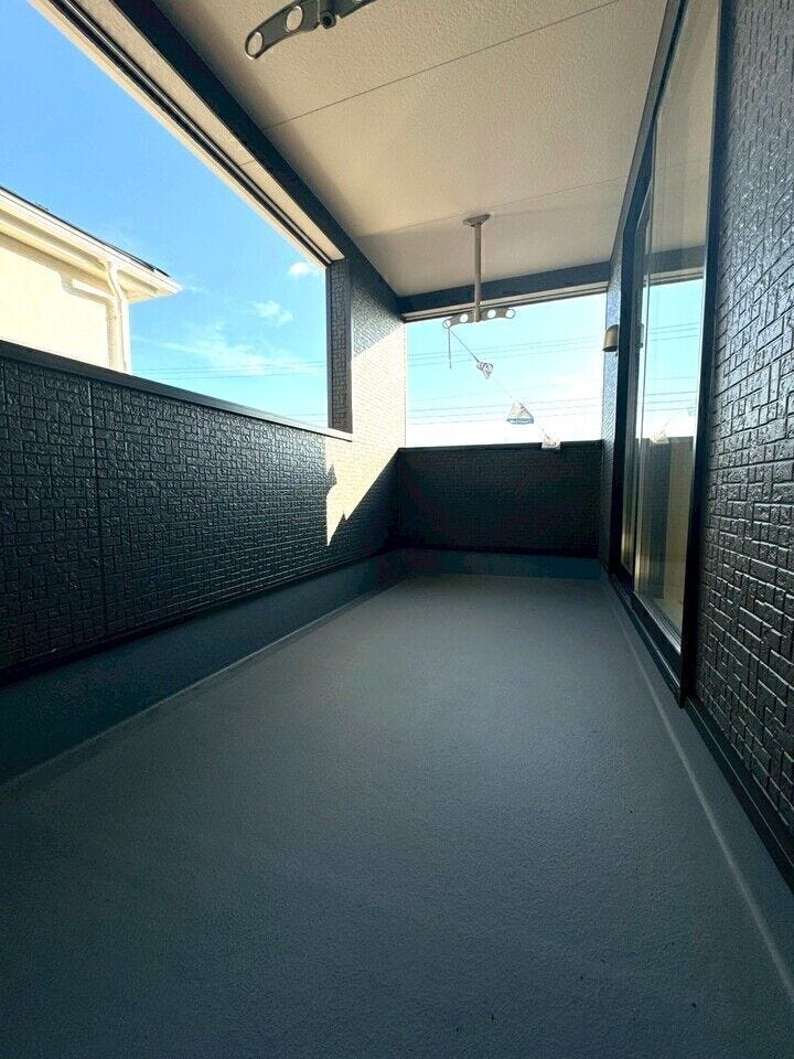 広々としたバルコニーは、洗濯物を干すだけでなく、椅子を置いて読書や日光浴も楽しめる多目的スペースです。毎日の暮らしをより快適に彩ります。