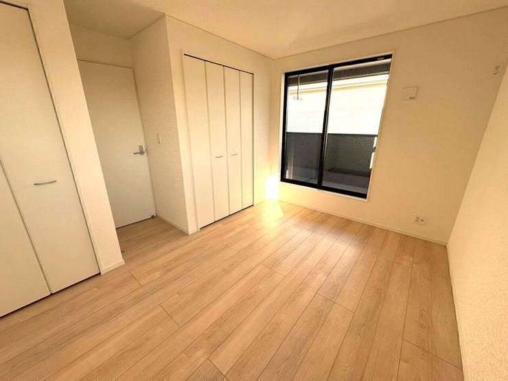 白を基調とした清潔感のあるデザイン。圧迫感のない広さで、小さなお子様からご年配の方まで快適に使えます。