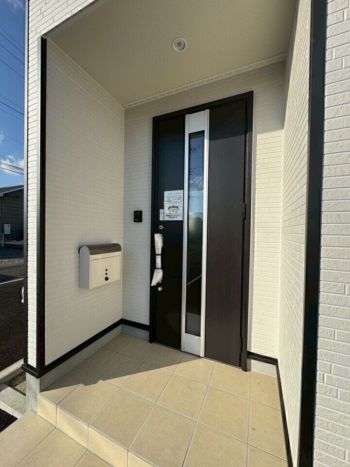 自然光が差し込む明るい玄関は、毎日の帰宅が楽しみになる空間。お客様を迎える第一印象にもぴったりです♪