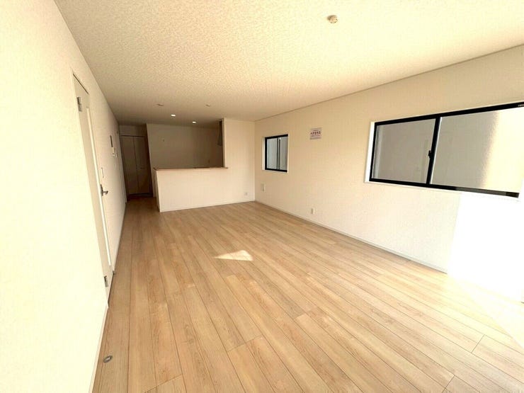 家族がゆったりと過ごせるリビングは、南向きで明るく開放感があります。対面キッチンから見渡せるので、お子様の様子を見守りながら安心して家事ができます。