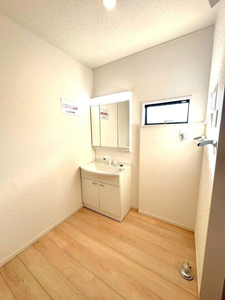 鏡裏が収納になっている為、スキンケア用品や日用品が収納可能です。見た目がすっきりする上、埃がつきにくく清潔に保てます。