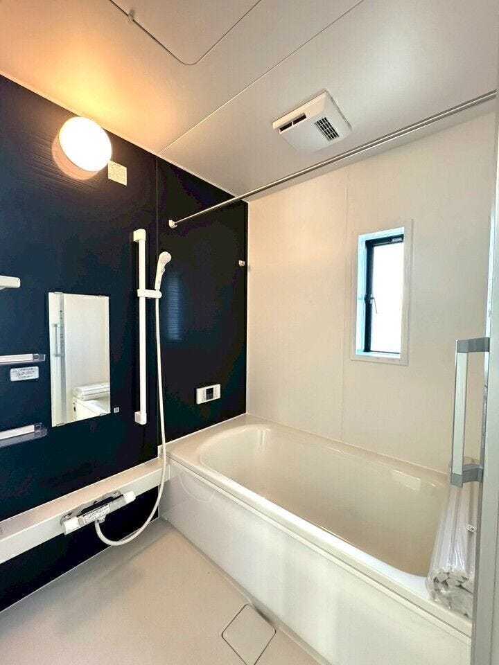 窓があることで閉鎖になりがちな浴室が広がっているように感じられますね。