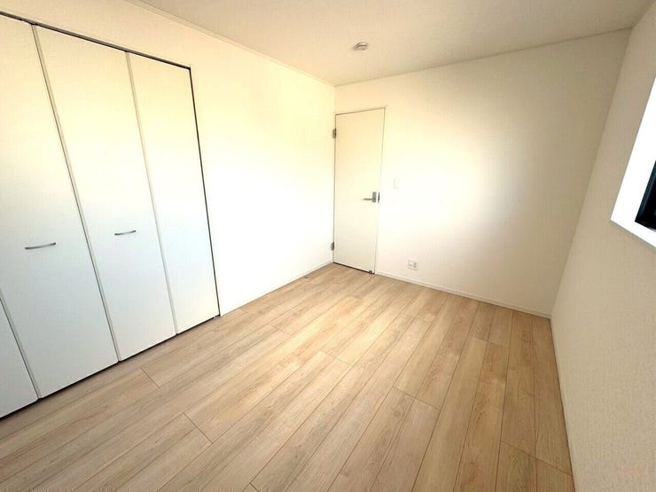 無駄のない間取りで、ベッドやデスクもスムーズにレイアウト可能。インテリアの自由度が高いです。