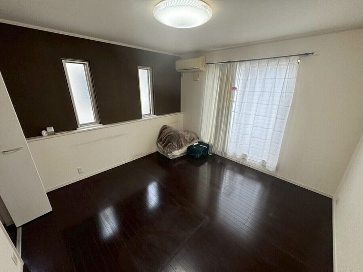 約8帖の洋室
シックなダークブラウンのフローリング