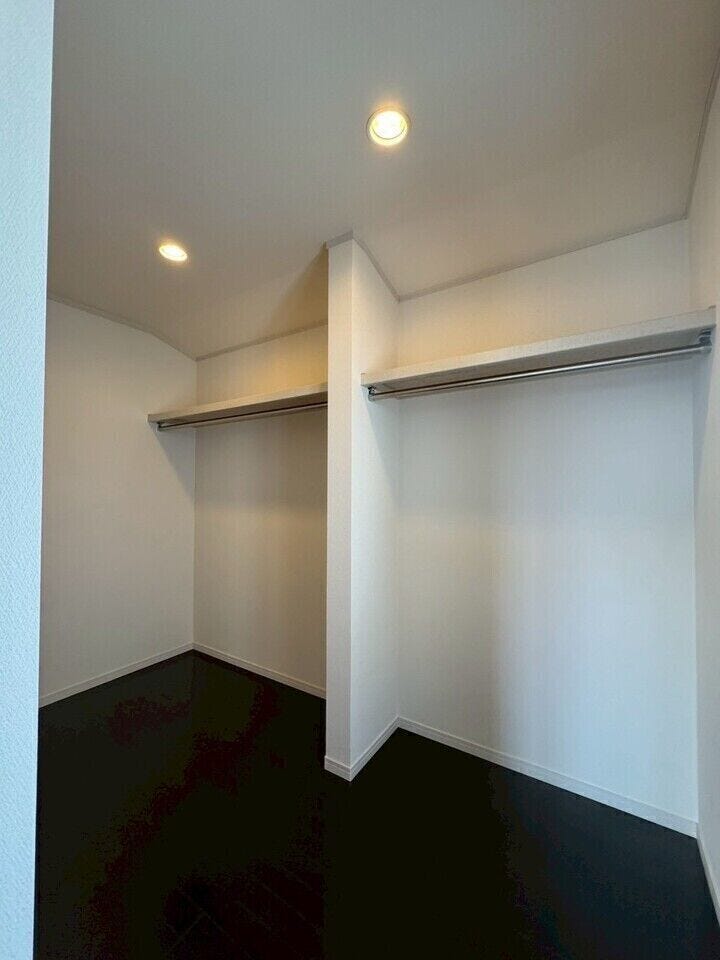 広々としたウォークインクローゼット
たくさん収納できます◎