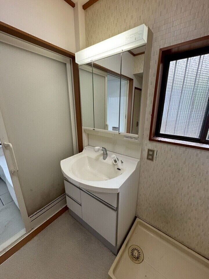 洗面台は鏡裏が収納になっている為、見た目がすっきりする上、埃がつきにくく清潔に保てます。