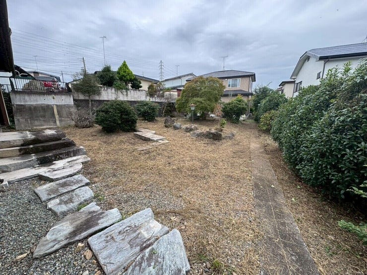 広いお庭でガーデニングや家庭菜園などいろいろな使い方ができます◎