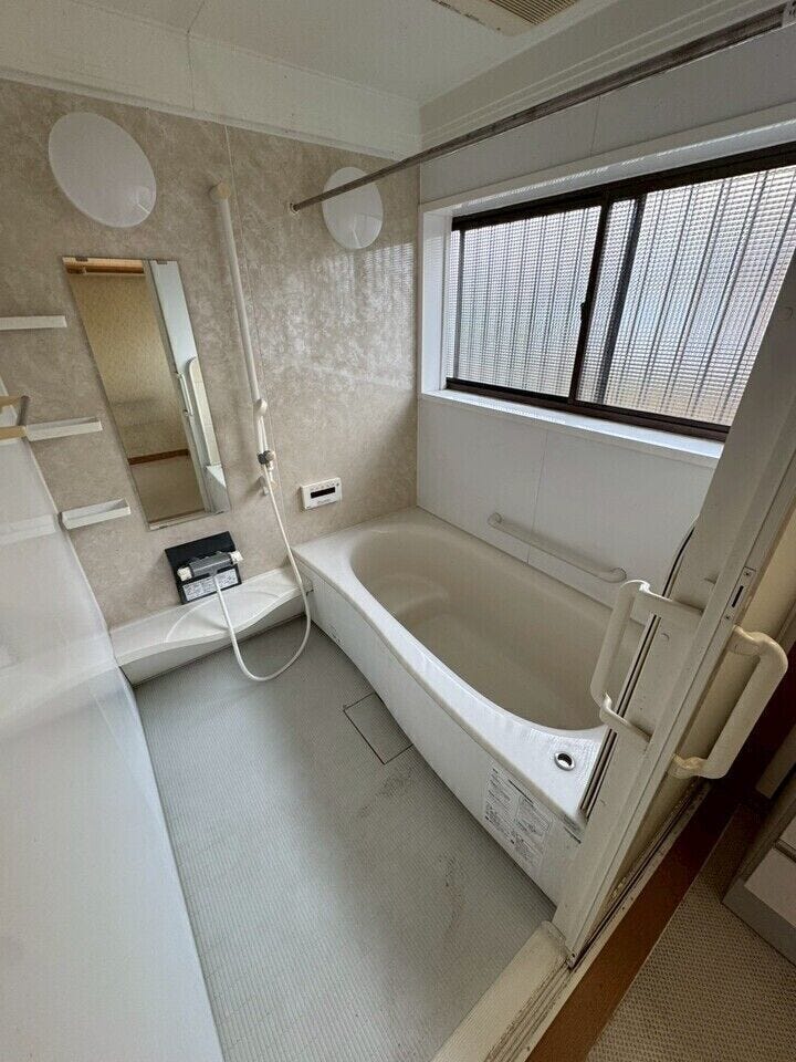 広々浴槽で一日の疲れを癒せる優雅なバスタイム