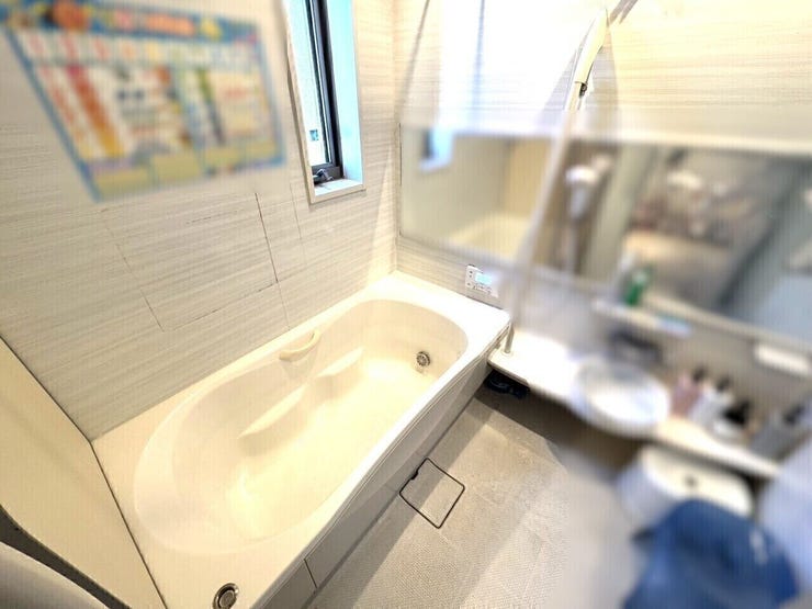 浴室には大きな鏡が設置されているのでお子様と入っても足りてしまう大きさ♪