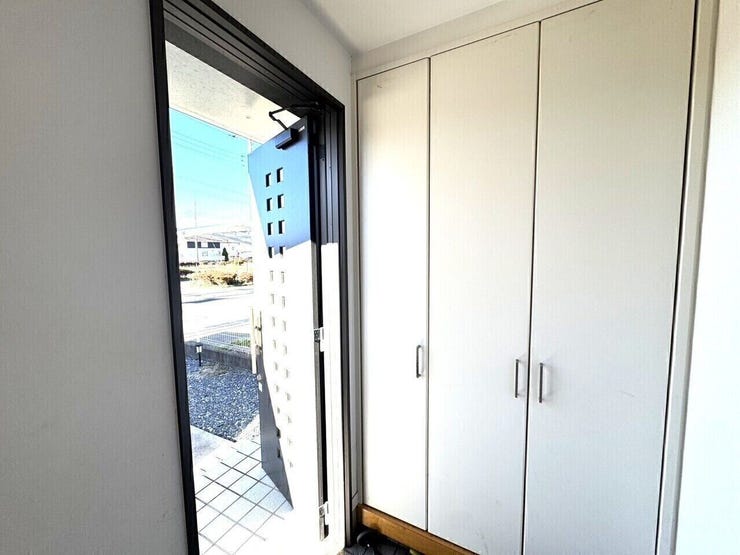 玄関収納は大家族でも空きが出てしまうほどの大きさです。