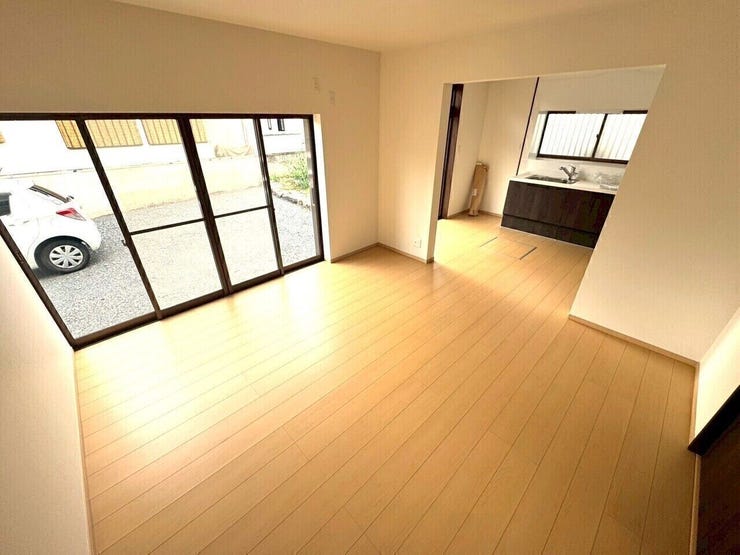 窓が大きいので明るいリビングになります♪