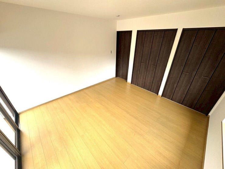 洋室はシンプルなデザインが特徴で、インテリアの自由度が高いのでお好きなお部屋にするのもいいですね。