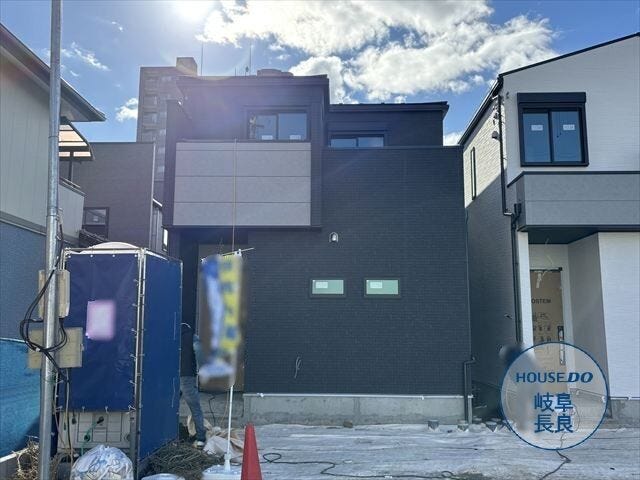 【外観】
JR高山本線「岐阜」駅、徒歩22分
岐阜バス「加納竜興町」停、徒歩2分
三里小学校、陽南中学校