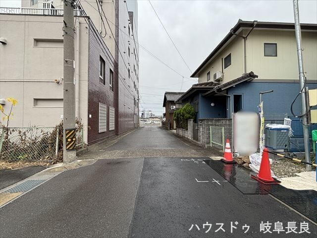 ≪北側東向き≫
幅員約5mの前面道路です。車がすれ違うのに安心な道幅です。道幅が広すぎると交通量が増えてしまうのも心配ですので、これぐらいが理想的な道幅なのかもしれませんね。