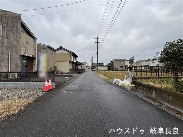 ≪北側西向き≫
道路とは反対側にリビングや庭を作りやすく、道路からの視線を気にせずプライバシーが保てます。