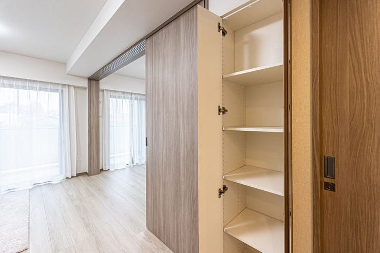 サンクレイドル小岩IIIのリビング収納です